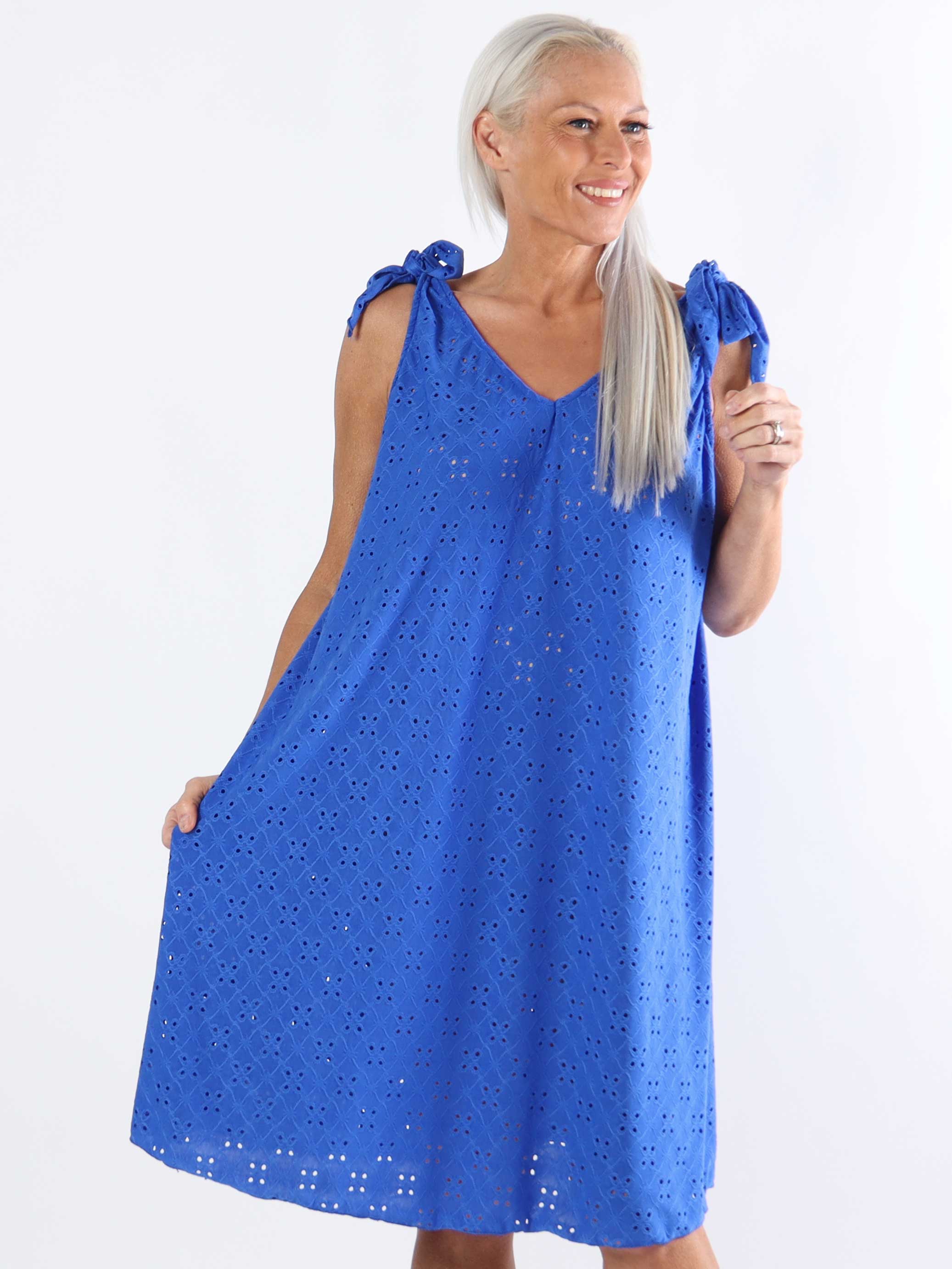 Likas - Mjuk och stretchig plus size-klänning med broderie anglaise